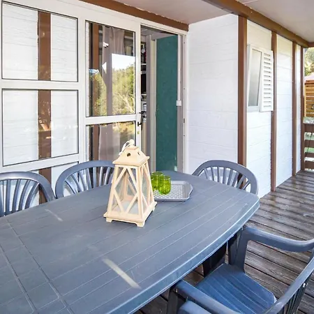 Stunning Caravan In Belvedere Campomoro With 2 Bedrooms キャンプ場 Portigliolo