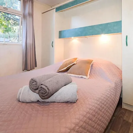 キャンプ場 Stunning Caravan In Belvedere Campomoro With 2 Bedrooms Portigliolo
